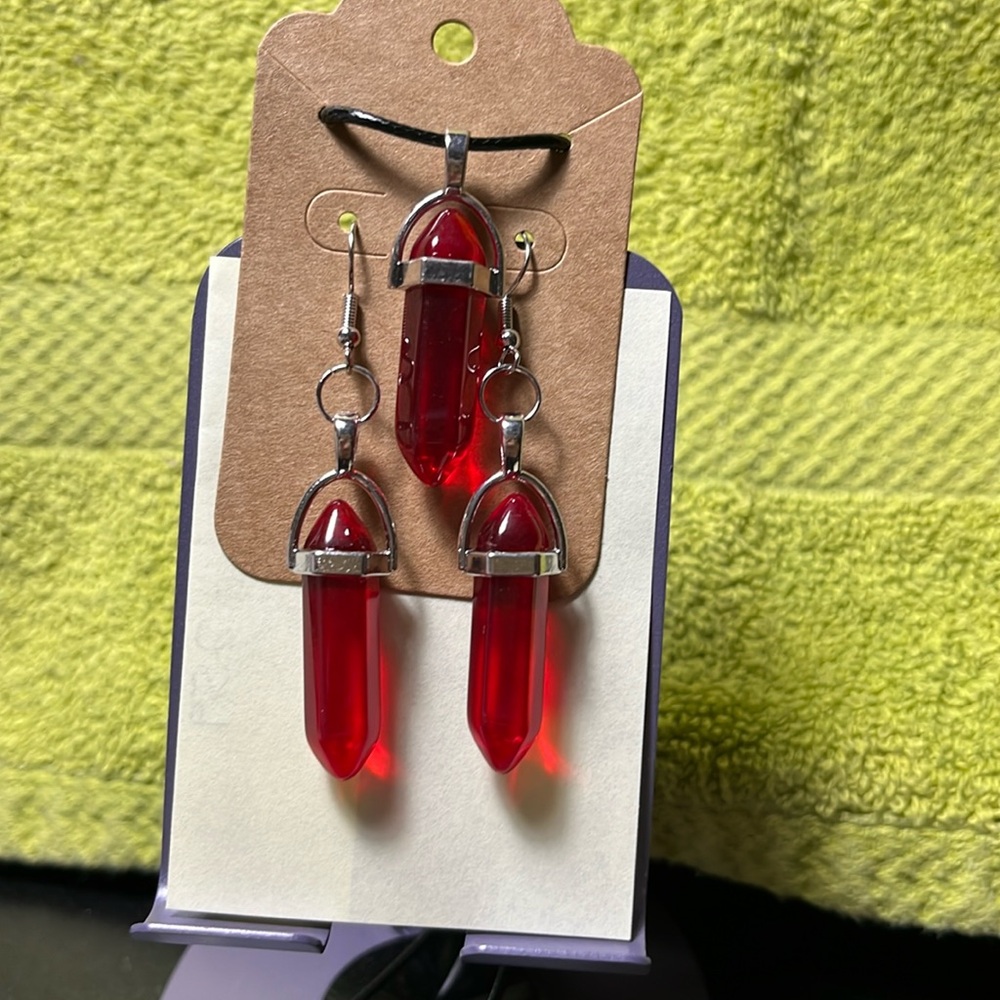 Red glass‎ pendant necklace and earrings set.